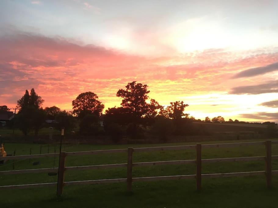 2 Beds & Living In Our Idyllic Country Cottage Bedford Esterno foto